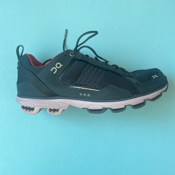 On Running Women’s Cloud Runner Winter Edition - Gray, Red, & Light Lavender - Picture 8 of 11